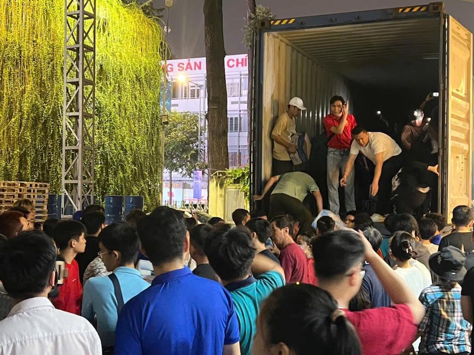 "Núi hàng" Nhà Văn hóa Thanh niên TP Hồ Chí Minh lên xe hướng về vùng lũ