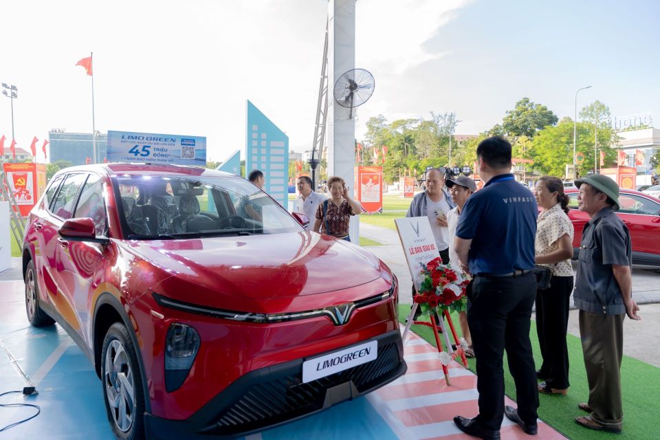 VinFast Limo Green được ví như… “máy cày tiền” mới của các bác tài dịch vụ