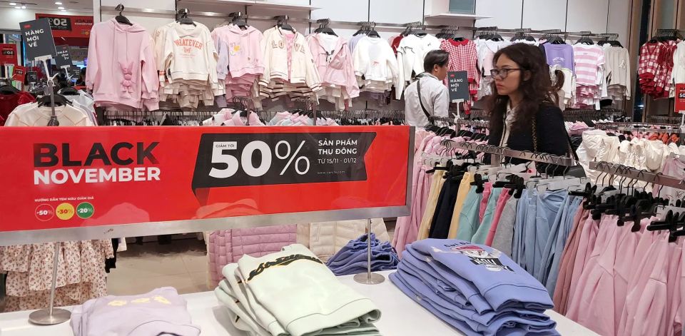 Các cửa hàng "chạy đua" khuyến mại Black Friday nhưng sức mua ảm đạm