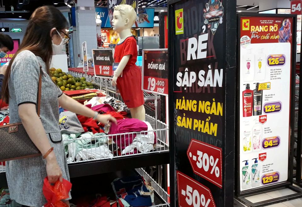 Các cửa hàng "chạy đua" khuyến mại Black Friday nhưng sức mua ảm đạm