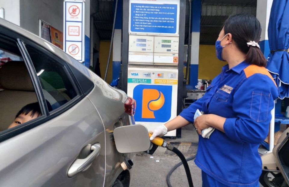 Giá xăng tiếp tục giảm, RON 95 về mức 20.009 đồng/lít 