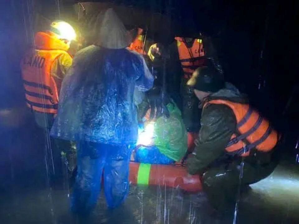 Nghẹn lòng sau lũ: khi những đống rác từng là tài sản một đời