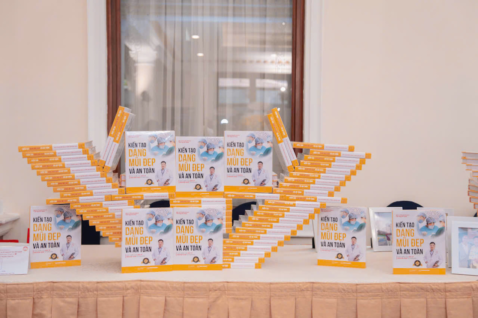 Bác sĩ "Harvard" Trần Nguyên Giáp ra mắt sách nâng mũi: Mã QR, Plasma định hình an toàn mới