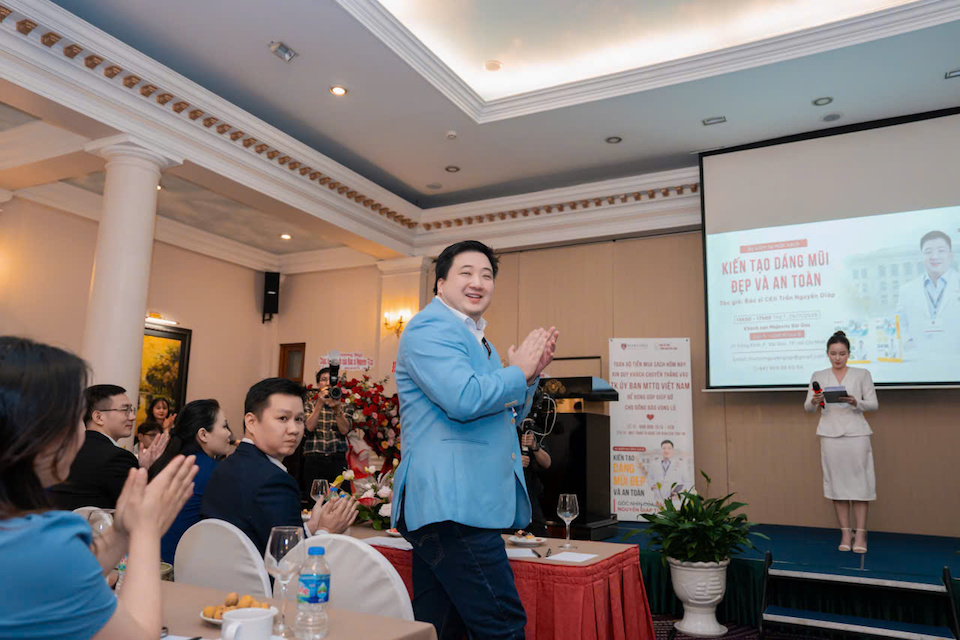 Bác sĩ "Harvard" Trần Nguyên Giáp ra mắt sách nâng mũi: Mã QR, Plasma định hình an toàn mới