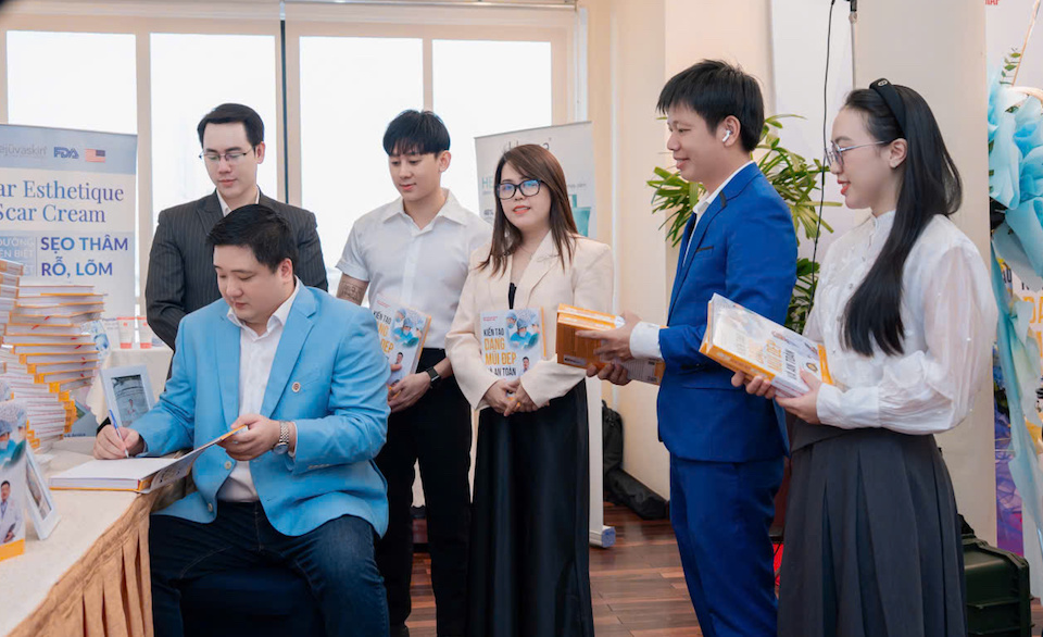 Bác sĩ "Harvard" Trần Nguyên Giáp ra mắt sách nâng mũi: Mã QR, Plasma định hình an toàn mới