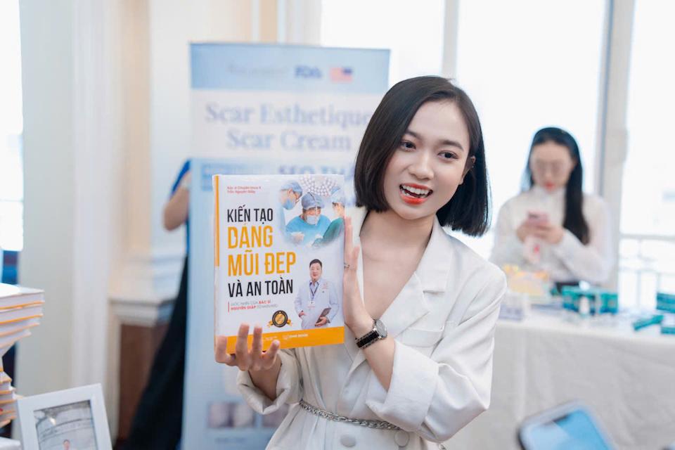 Bác sĩ "Harvard" Trần Nguyên Giáp ra mắt sách nâng mũi: Mã QR, Plasma định hình an toàn mới