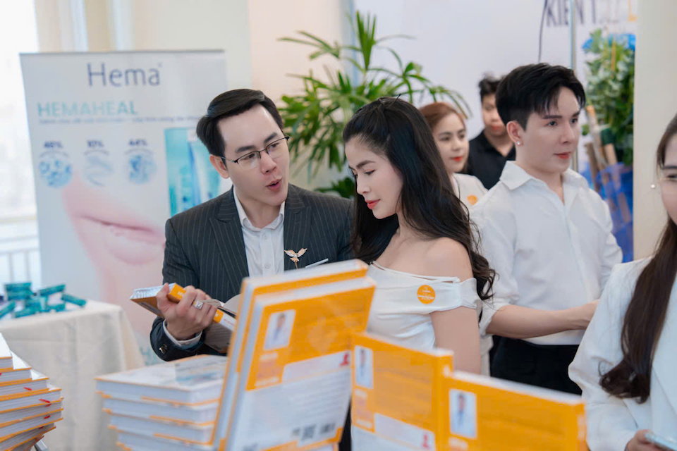 Bác sĩ "Harvard" Trần Nguyên Giáp ra mắt sách nâng mũi: Mã QR, Plasma định hình an toàn mới