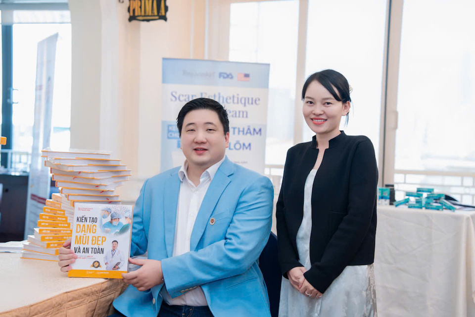 Toàn bộ doanh thu bán sách "nâng mũi" của bác sĩ Trần Nguyên Giáp đã gửi đến đồng bào vùng lũ