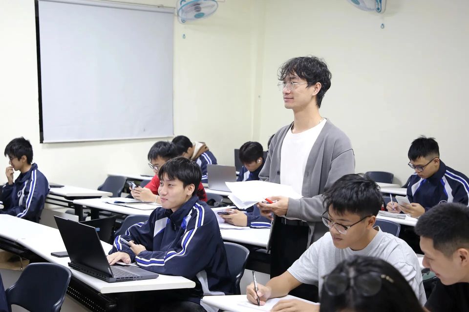 Nhiều đại học bỏ tổ hợp truyền thống, giảm xét học bạ: Có thu hẹp cơ hội của thí sinh?