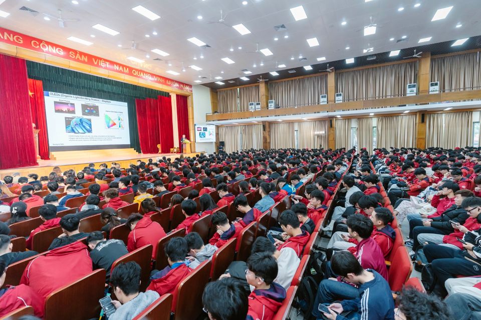 Sinh viên Việt và “cuộc hẹn” đặc biệt với những trí tuệ kiệt xuất thế giới tại VinFuture 2025