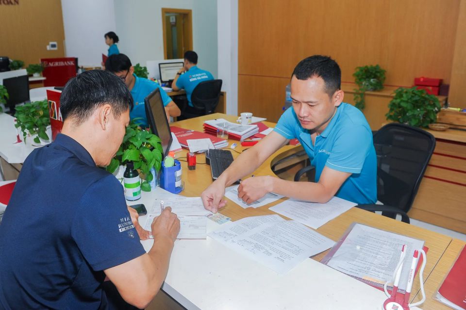 Băn khoăn ngân hàng thu phí quản lý tài khoản