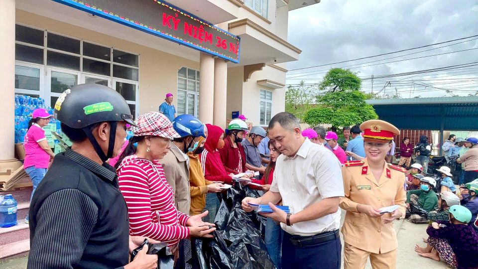 Cần nhiều hơn những mạnh thường quân hướng về đồng bào vùng lũ