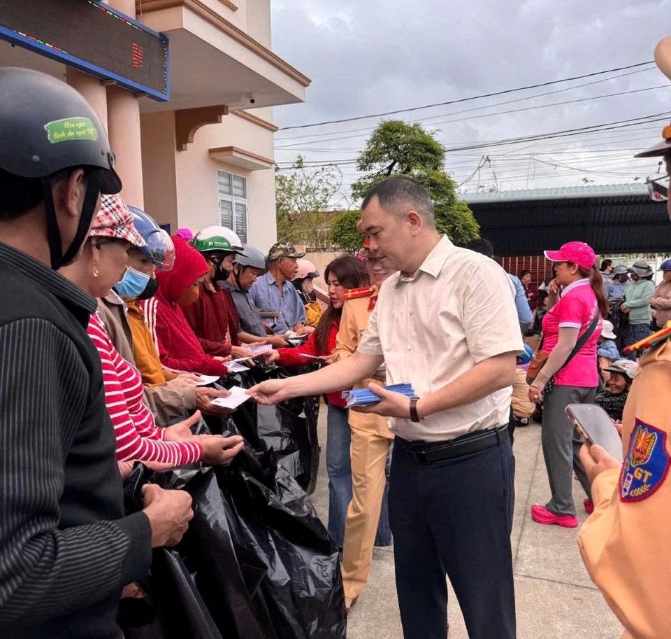 Cần nhiều hơn những mạnh thường quân hướng về đồng bào vùng lũ