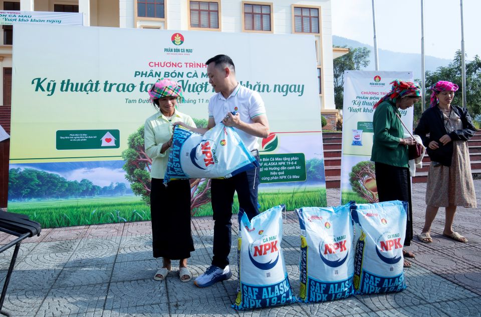 Phân Bón Cà Mau cùng nhau san sẻ với đồng bào chịu thiệt hại bởi bão lũ