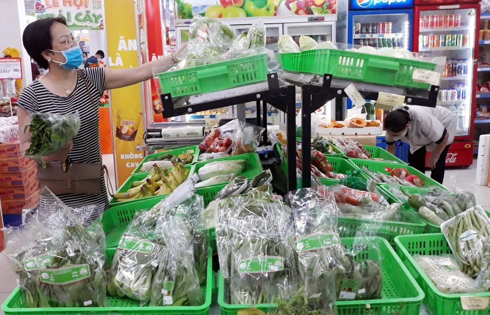 Nguồn hàng dồi dào, siêu thị đồng loạt tung khuyến mại dịp cuối năm