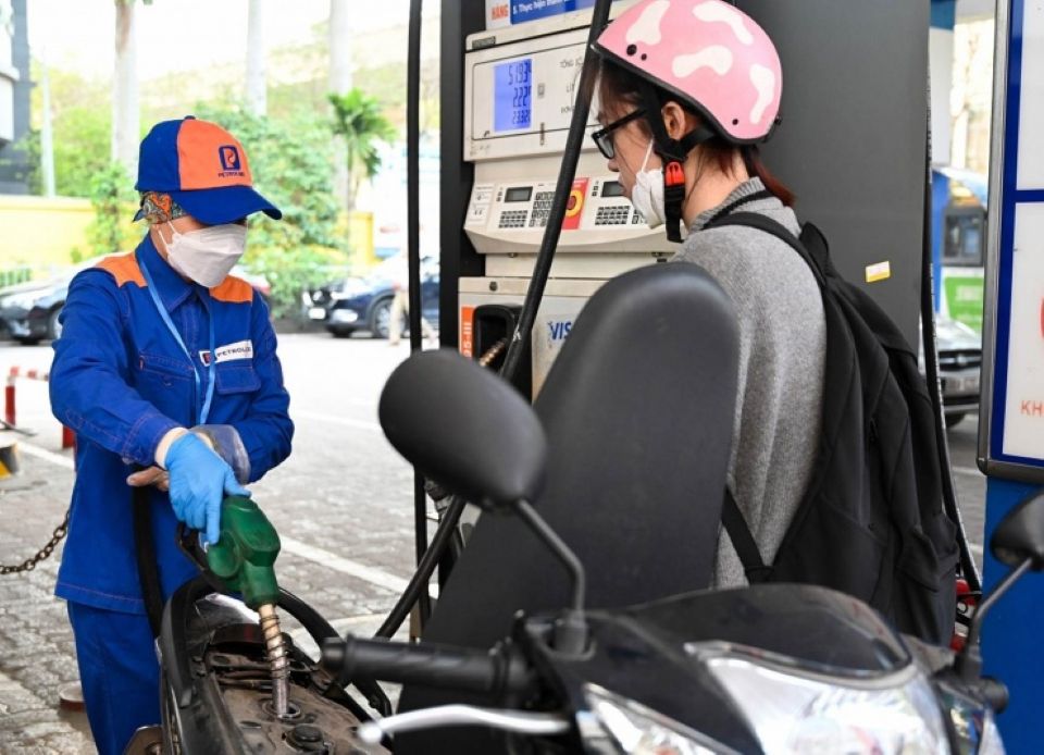 Giá xăng đồng loạt giảm, RON 95 về dưới 20.000 đồng/lít
