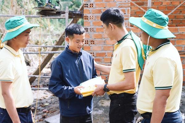 Phân bón Cà Mau: Cùng nhau san sẻ - Dựng lại mái ấm sau mưa lũ