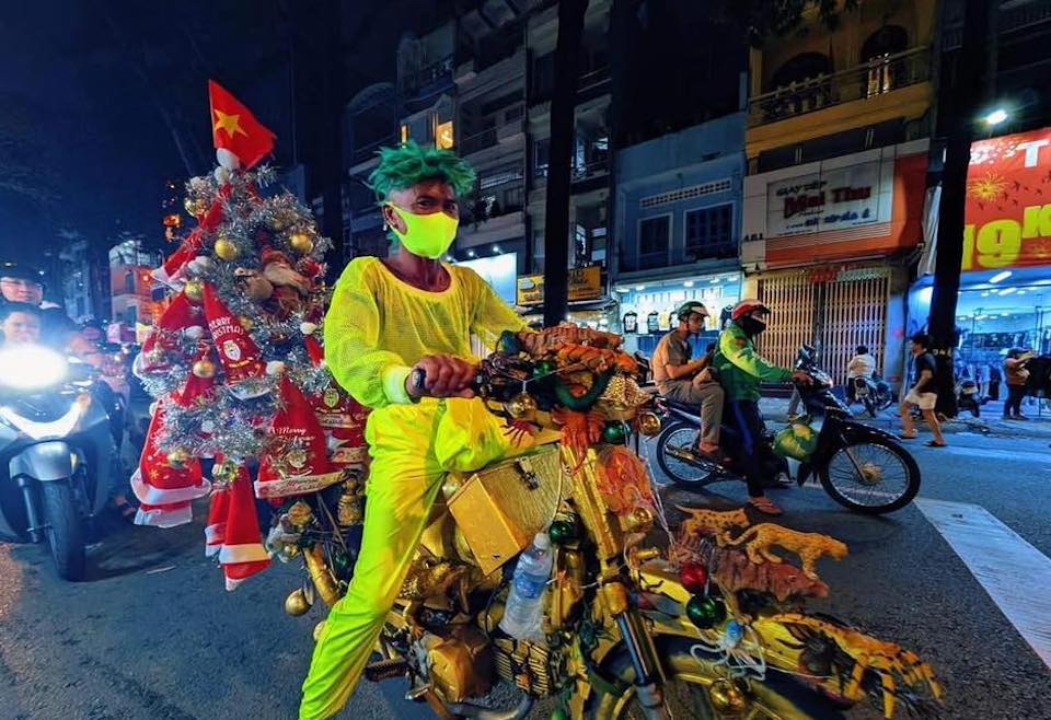 Hà Nội và TP Hồ Chí Minh rực rỡ sắc màu, dòng người đổ về trung tâm đón đêm Giáng sinh