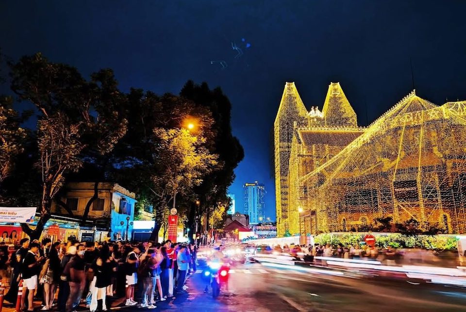 Hà Nội và TP Hồ Chí Minh rực rỡ sắc màu, dòng người đổ về trung tâm đón đêm Giáng sinh