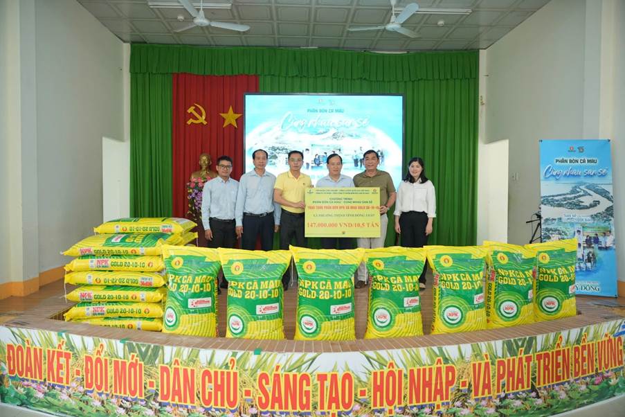 Phân Bón Cà Mau trao gần 20 tấn phân bón hỗ trợ nông dân Đồng Tháp