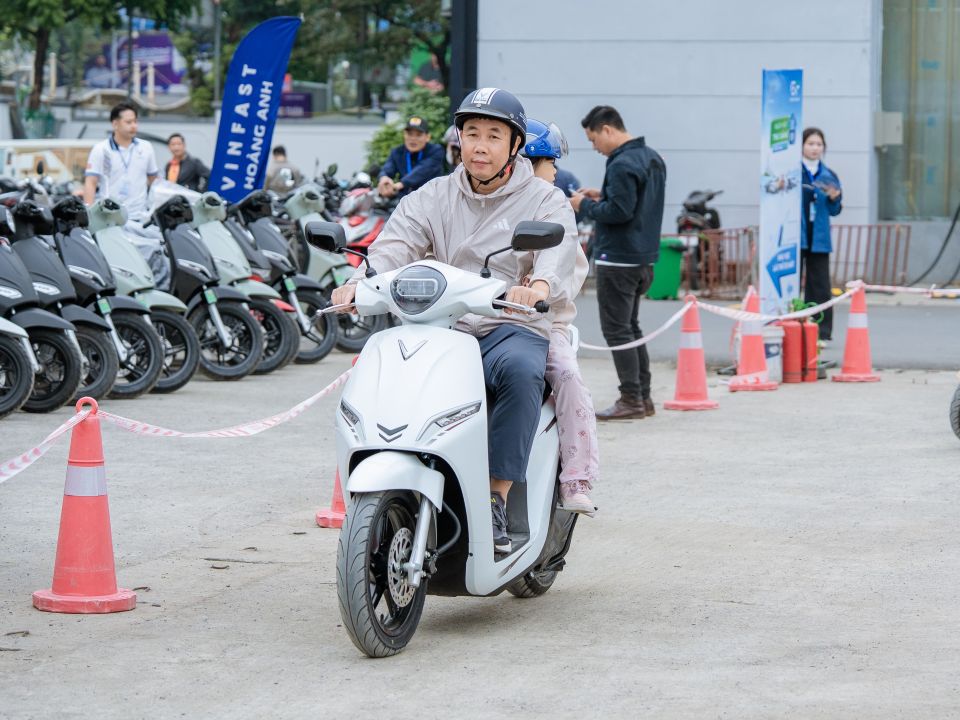 Giá sau ưu đãi chỉ hơn 22 triệu đồng, nhân viên văn phòng tranh thủ chốt VinFast Feliz trong những ngày cuối năm