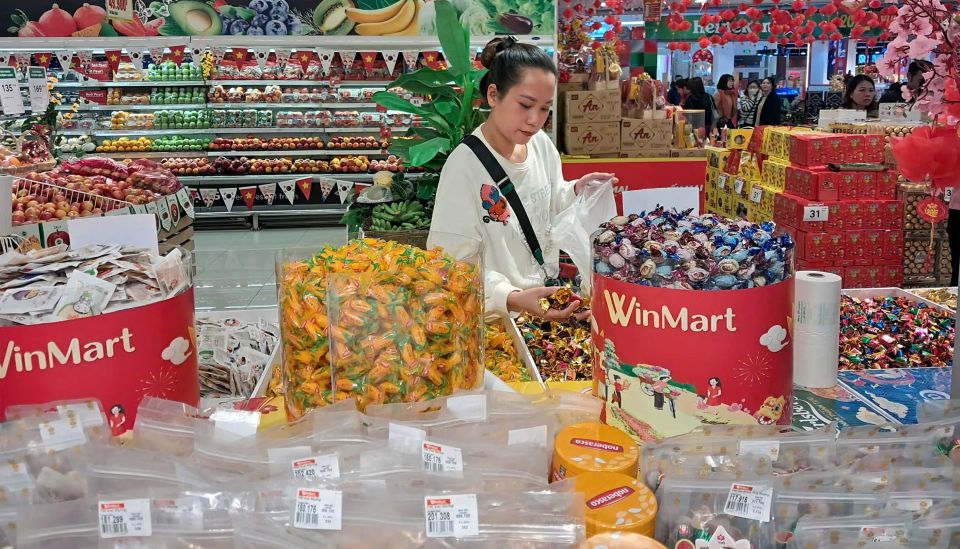 Siêu thị tung khuyến mại, bán lẻ Hà Nội bứt lên dịp Tết Dương lịch