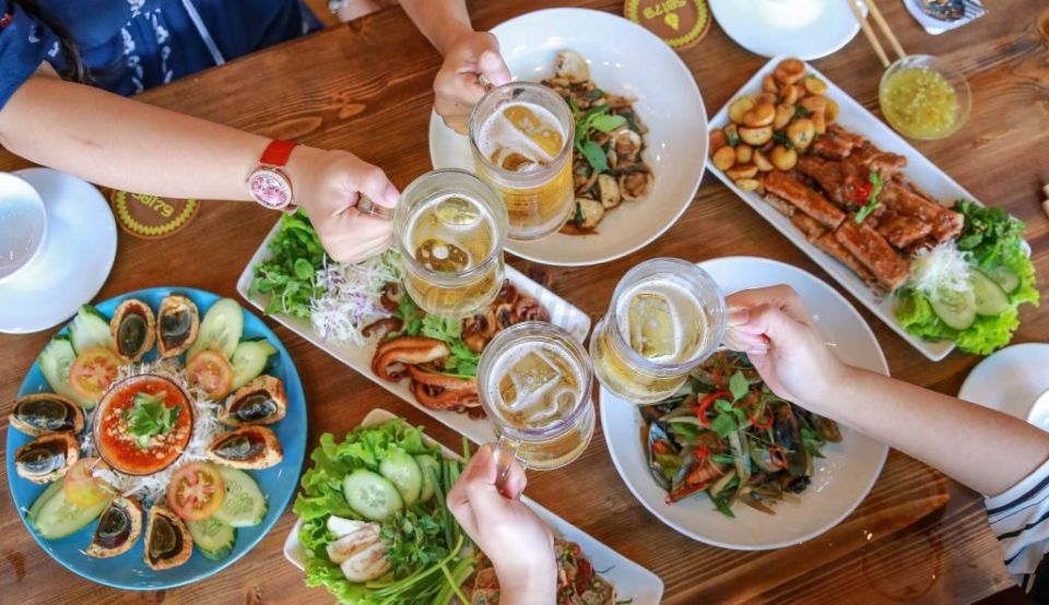 Cách giảm cảm giác đầy bụng sau những bữa liên hoan cuối năm