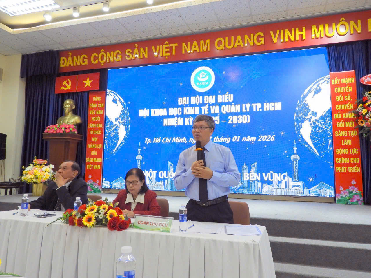 Phó Chủ tịch kiêm Tổng Thư ký Hội HASEM Bùi Hồng Quân phát biểu tại đại hội.