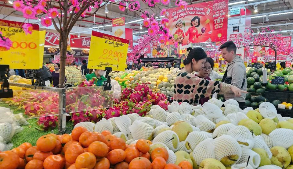Hàng Tết khuyến mãi sớm, nhiều sản phẩm được siêu thị giảm giá trên 50%