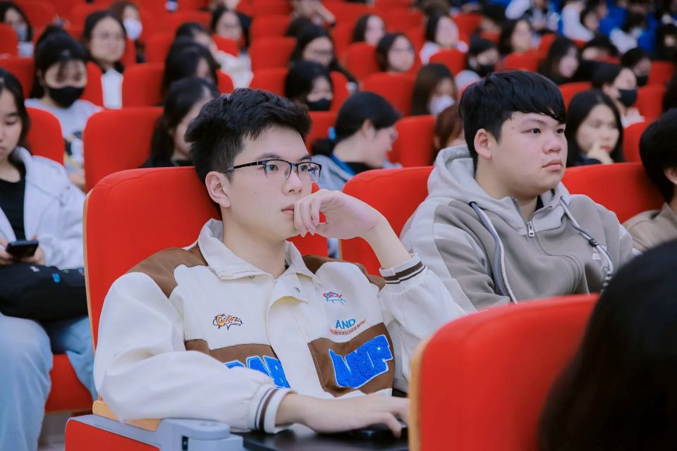 Siết IELTS, rộng cửa cho SAT: vẫn băn khoăn bài toán công bằng