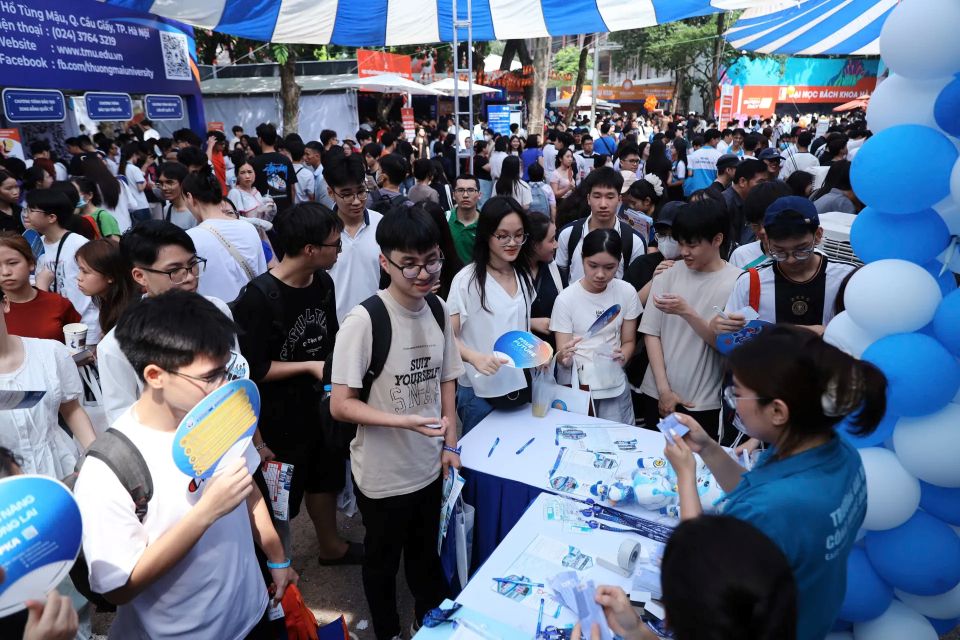 Siết IELTS, rộng cửa cho SAT: vẫn băn khoăn bài toán công bằng