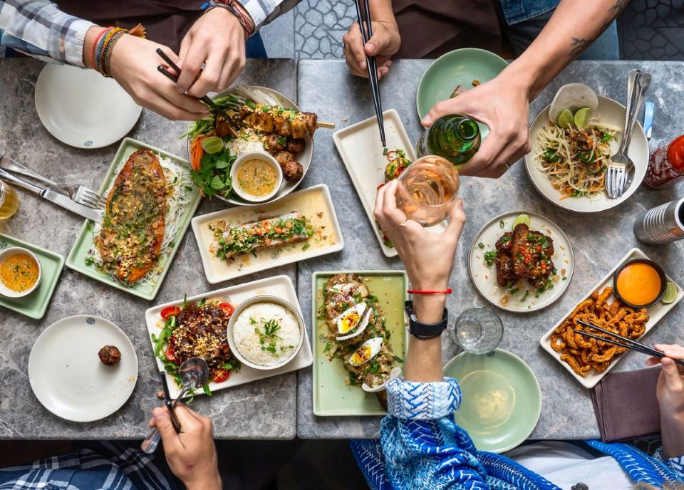 5 bí quyết "vàng" để ăn tiệc thả ga mà không "tàn phá" cơ thể