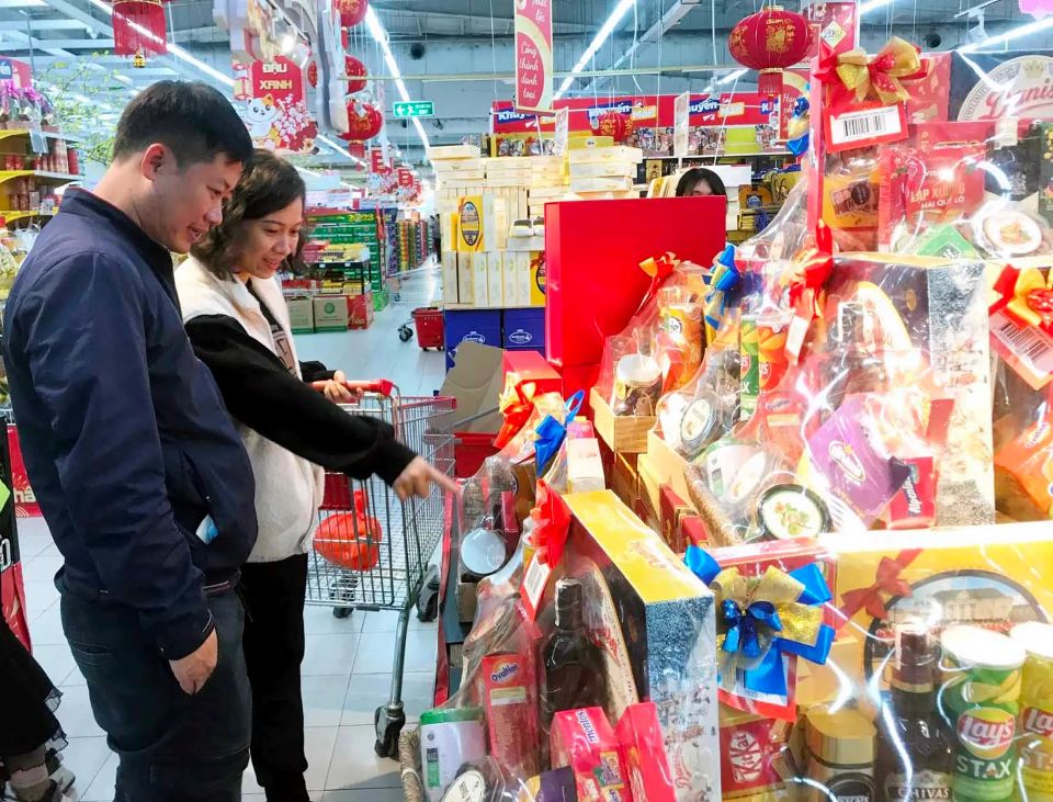 Siêu thị tung loạt ưu đãi lớn, hàng Tết giảm giá đến 50%