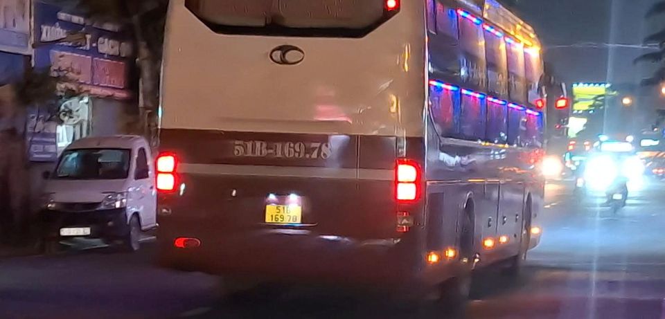 TP Hồ Chí Minh: xe giường nằm hoạt động như “bến cóc” trên đường Kha Vạn Cân, phớt lờ biển cấm giờ