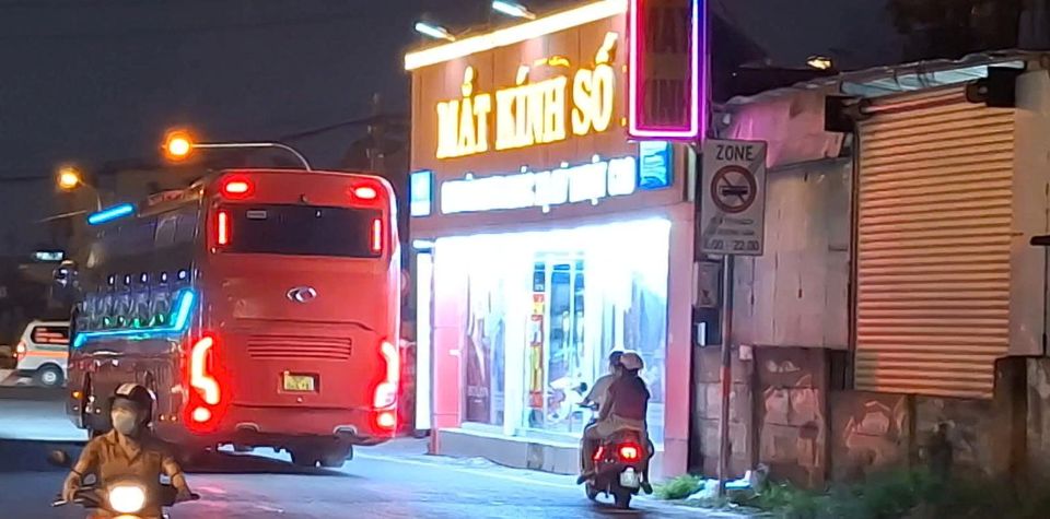 TP Hồ Chí Minh: xe giường nằm hoạt động như “bến cóc” trên đường Kha Vạn Cân, phớt lờ biển cấm giờ