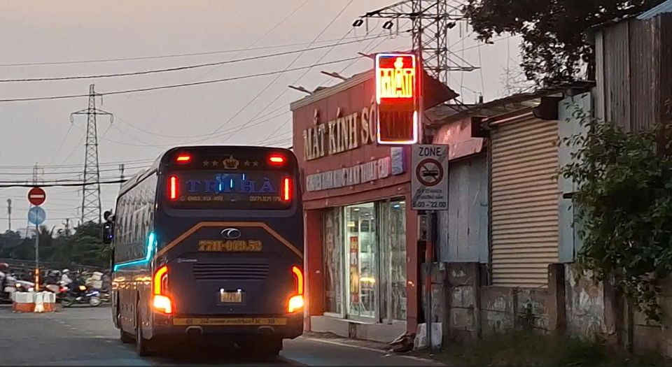 TP Hồ Chí Minh: xe giường nằm hoạt động như “bến cóc” trên đường Kha Vạn Cân, phớt lờ biển cấm giờ