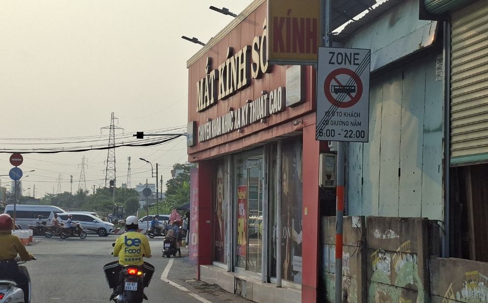 TP Hồ Chí Minh: xe giường nằm hoạt động như “bến cóc” trên đường Kha Vạn Cân, phớt lờ biển cấm giờ