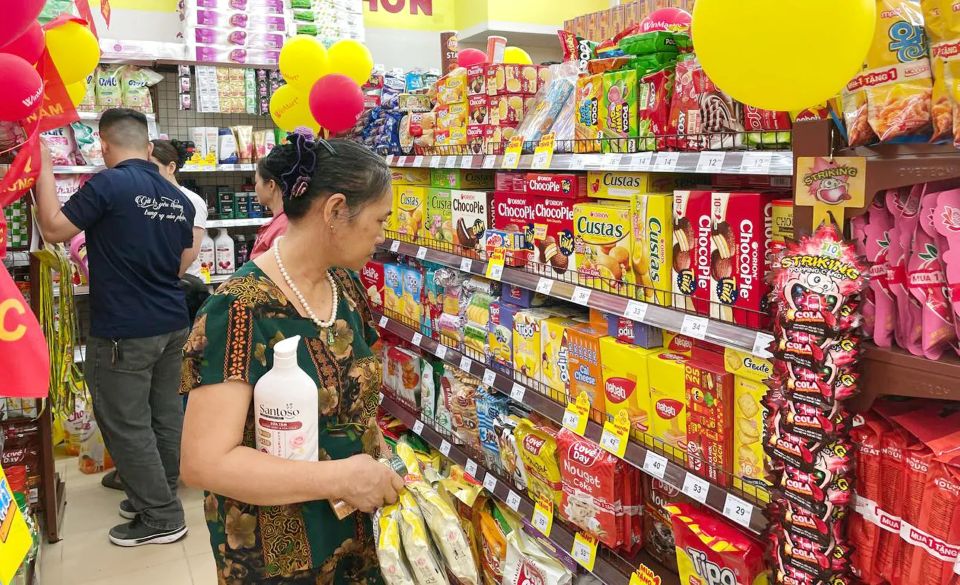 Hà Nội: Siêu thị tăng dự trữ hàng Tết, giảm giá sâu kích cầu mua sắm