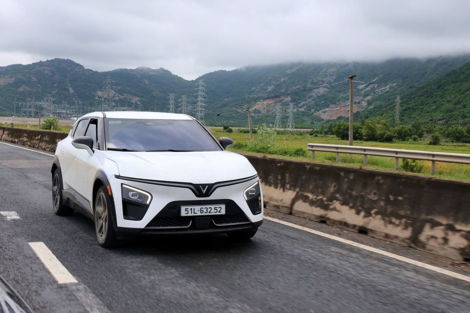 Mua VinFast VF 7 chơi Tết: Hỗ trợ 6%, 0 đồng trả trước, 0 đồng trước bạ, sạc miễn phí