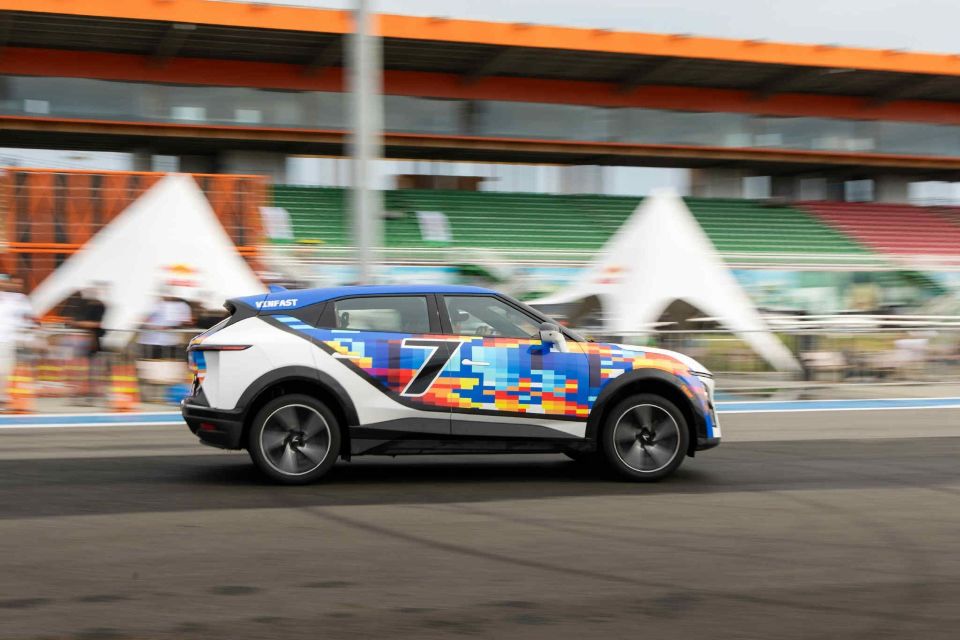 Mua VinFast VF 7 chơi Tết: Hỗ trợ 6%, 0 đồng trả trước, 0 đồng trước bạ, sạc miễn phí