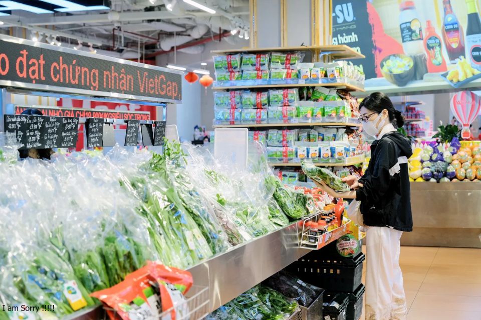 Giá thực phẩm tăng cao, siêu thị “gánh” giảm giá dịp Tết