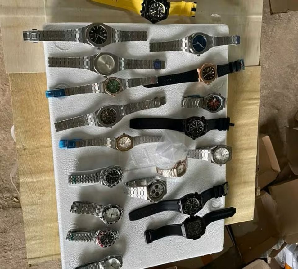 Thu giữ gần 900 đồng hồ giả nhãn hiệu Patek Philippe, Rolex, Hublot