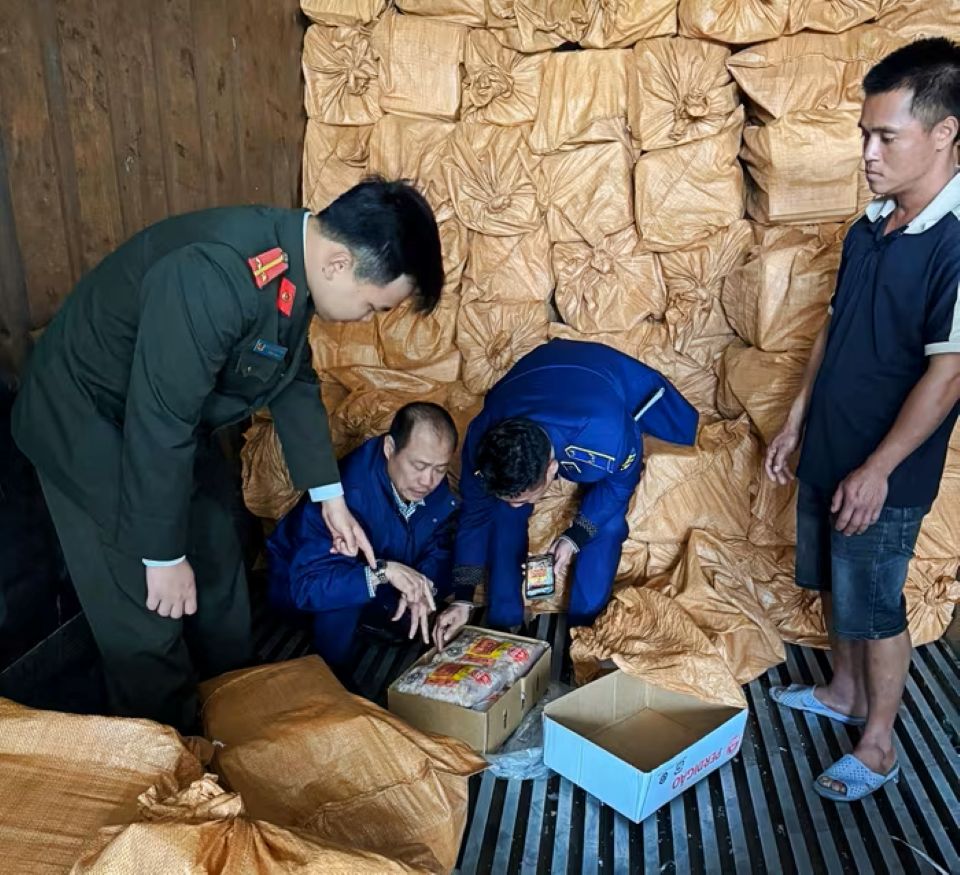 Thu giữ hơn 12 tấn hàng thực phẩm không rõ nguồn gốc tại Hà Nội