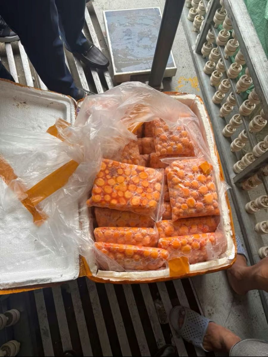 Thu giữ hơn 12 tấn hàng thực phẩm không rõ nguồn gốc tại Hà Nội