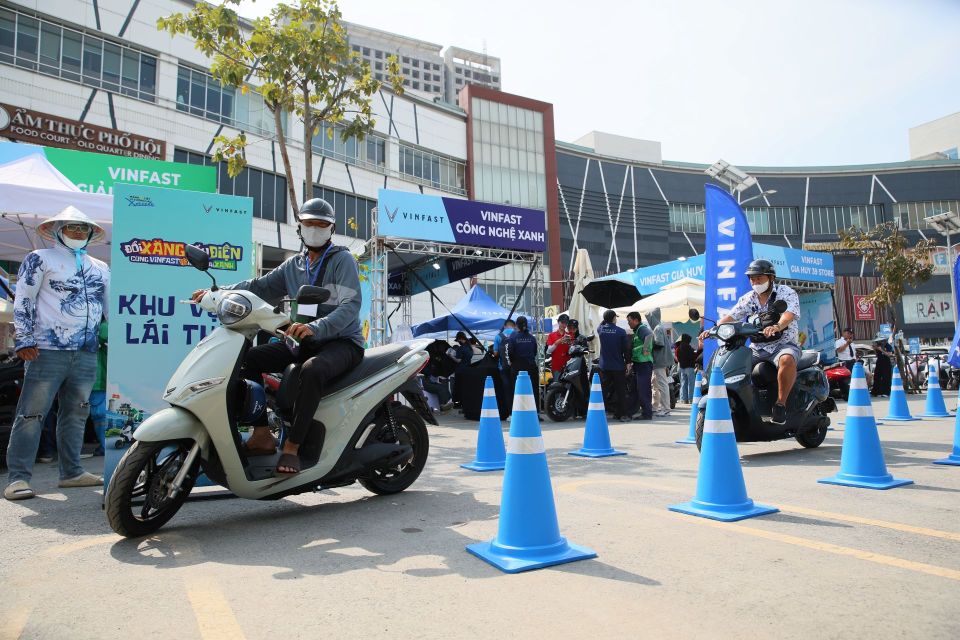 Ngày hội “Đổi xăng lấy điện” khuấy động TP Hồ Chí Minh, hàng trăm khách hàng “tậu” xe điện VinFast tại chỗ