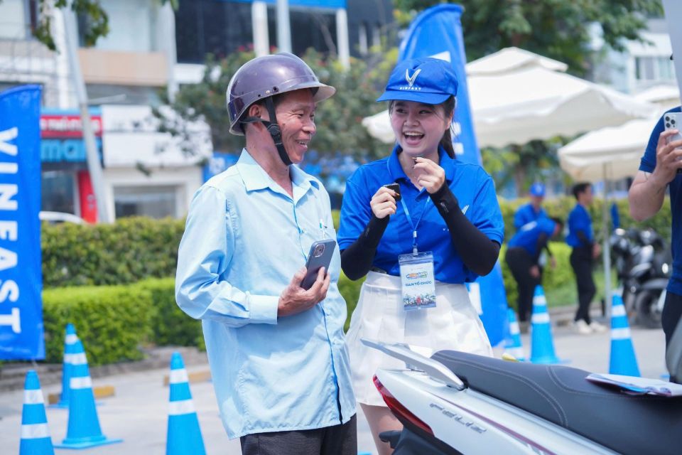 Ngày hội “Đổi xăng lấy điện” khuấy động TP Hồ Chí Minh, hàng trăm khách hàng “tậu” xe điện VinFast tại chỗ