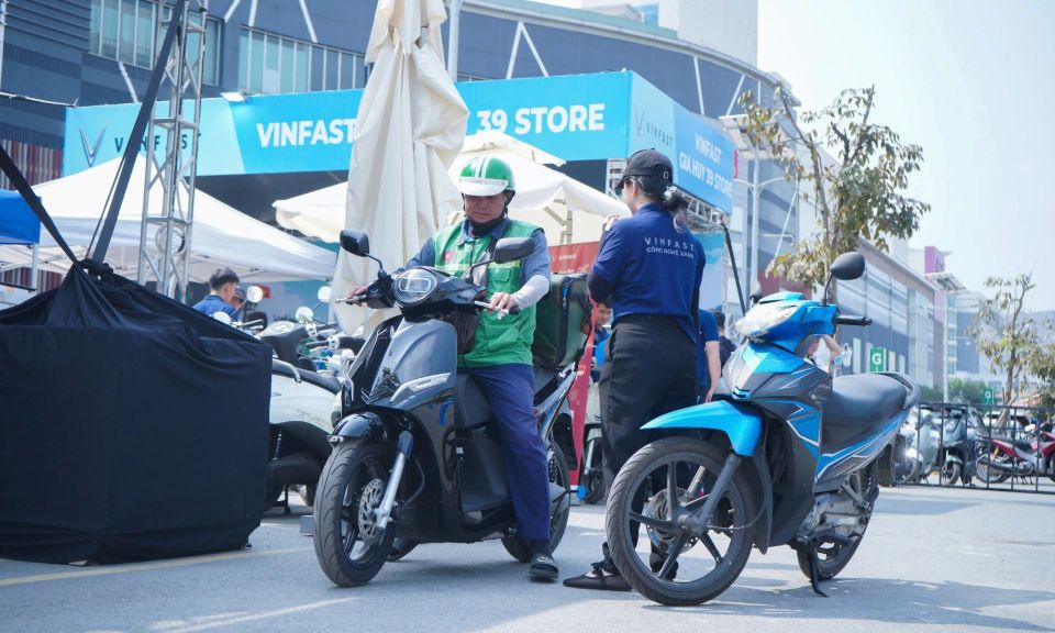 Ngày hội “Đổi xăng lấy điện” khuấy động TP Hồ Chí Minh, hàng trăm khách hàng “tậu” xe điện VinFast tại chỗ