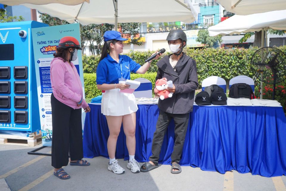 Ngày hội “Đổi xăng lấy điện” khuấy động TP Hồ Chí Minh, hàng trăm khách hàng “tậu” xe điện VinFast tại chỗ
