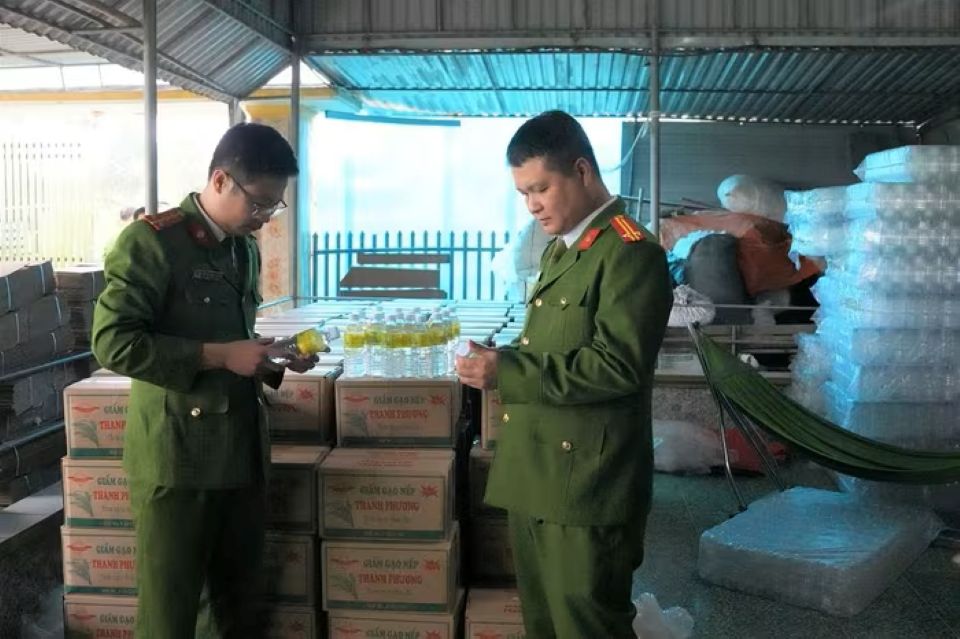 Nghệ An: Triệt phá cơ sở sản xuất hơn 60.000 lít giấm giả