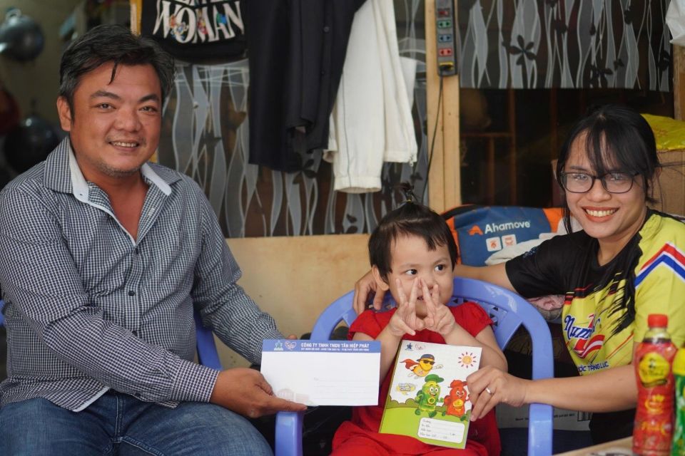 “Cùng con đi tiếp cuộc đời”: Tân Hiệp Phát bền bỉ mang Tết ấm đến những mái nhà đặc biệt